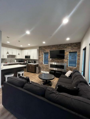 Rambler's Retreat Sleeps 8 Lakefront View